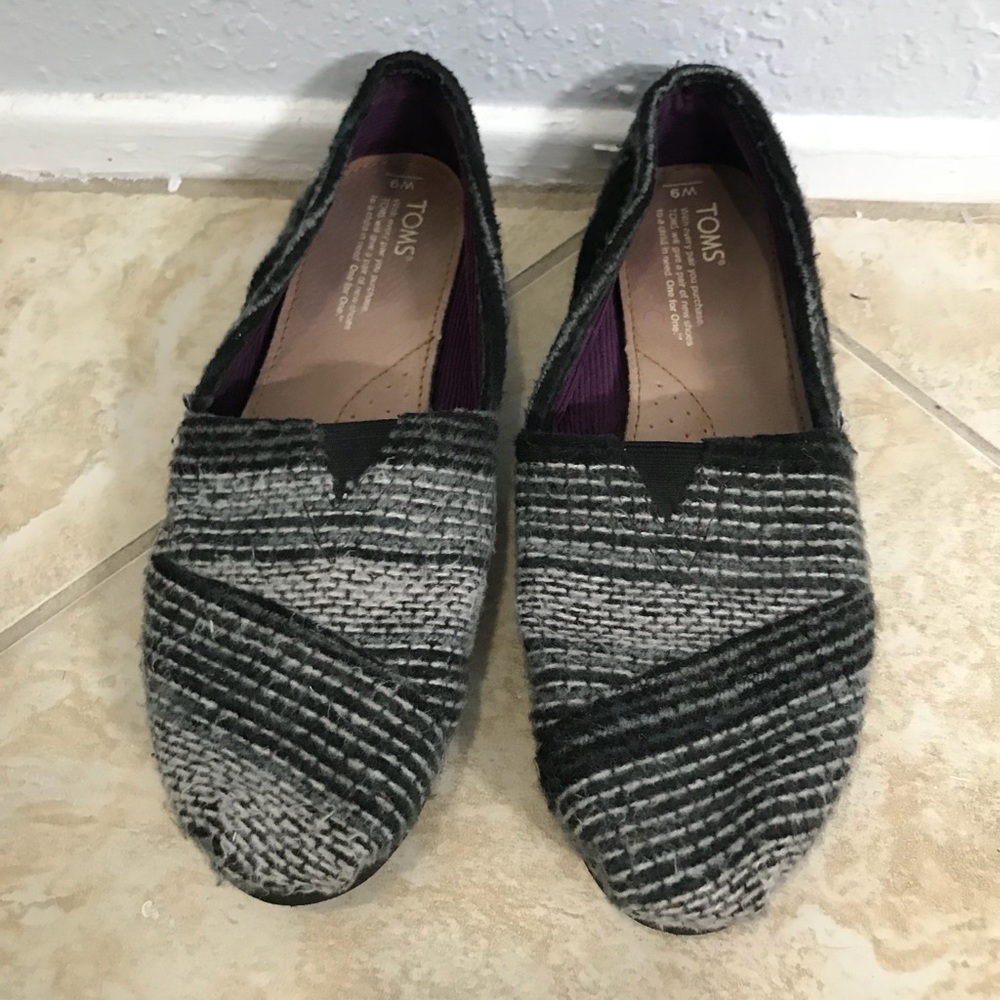 Women’s Tom’s size 9